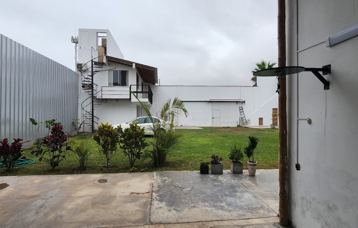 ¡Hermosa casa en esquina en Playa Pulpos! Amplios espacios, piscina, jardín y más. ¡No te lo pierdas! 🚀✅