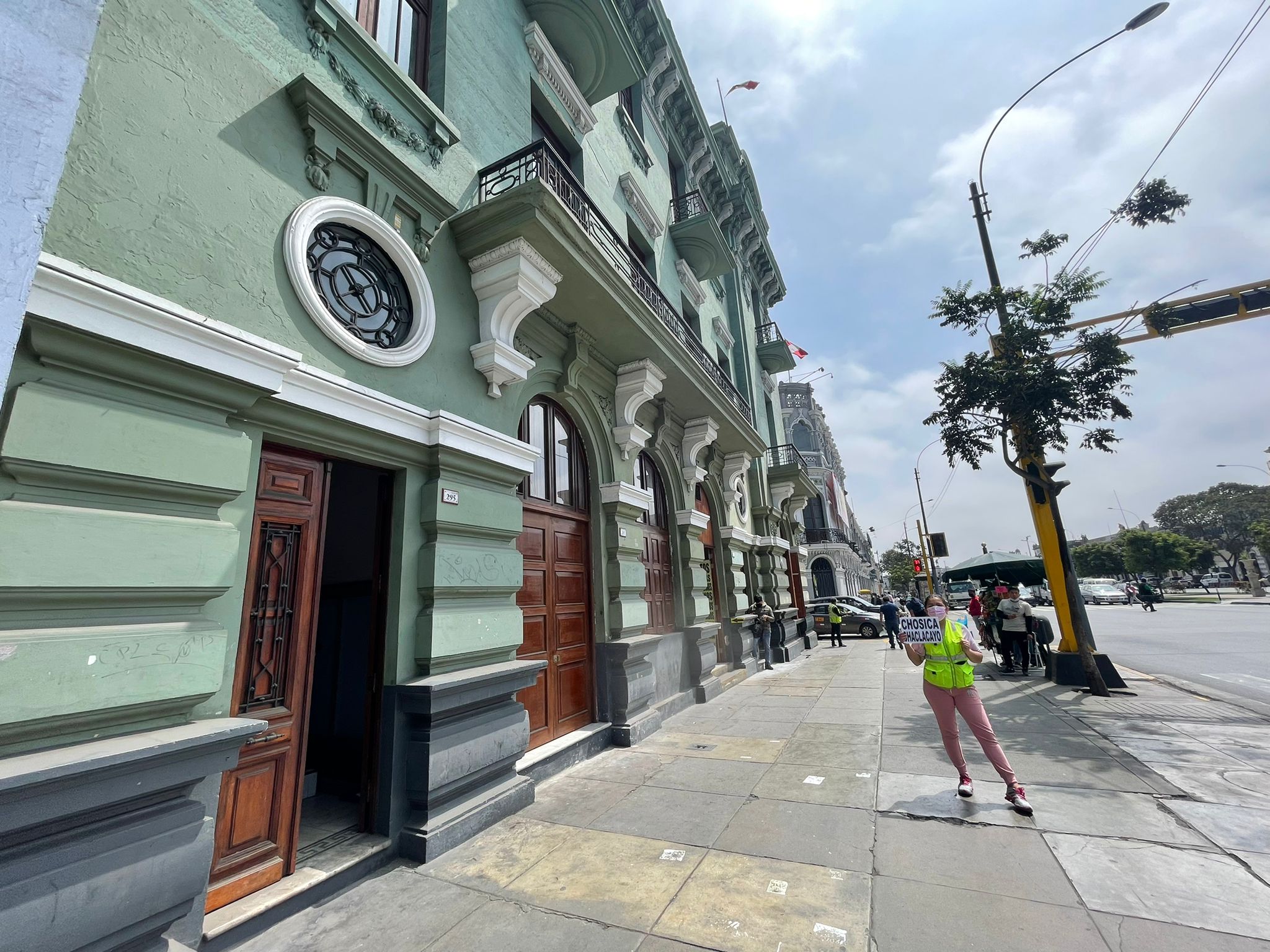 Entrada al 2do piso por el Paseo Colón_