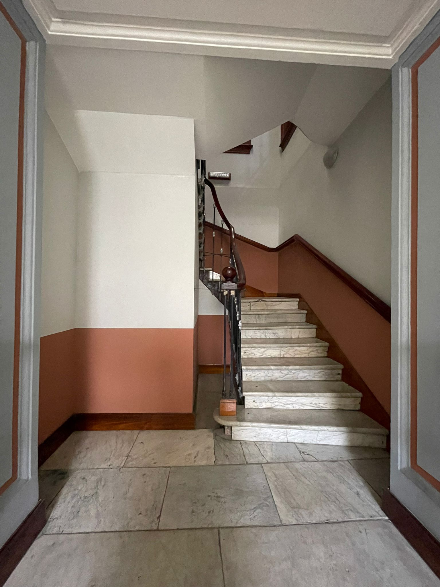 Entrada al 2do piso por el Paseo Colón_3