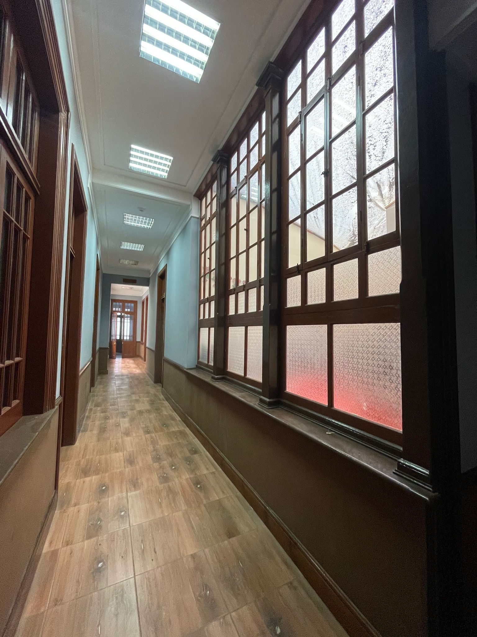 Pasadizo que lidera a las oficinas A, B, C, D y E del ala del Paseo Colon